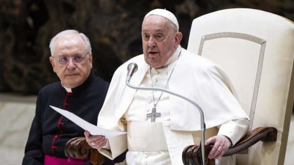 El papa presenta una "leve mejoría" y retoma algunas tareas de trabajo en el hospital
