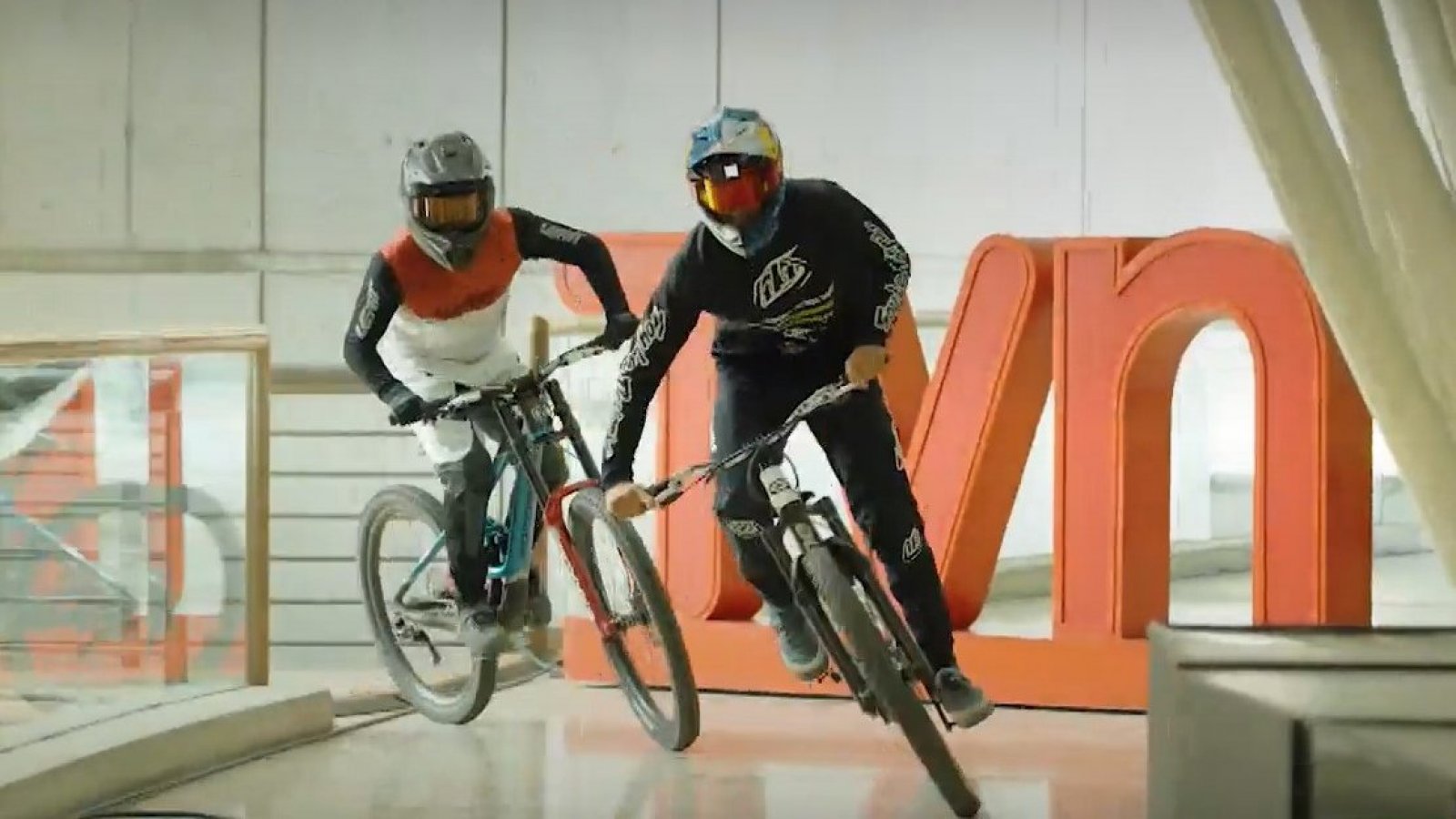 ¡Se pasaron!: espectacular ingreso a TVN de los riders de Red Bull Valparaíso Cerro Abajo

