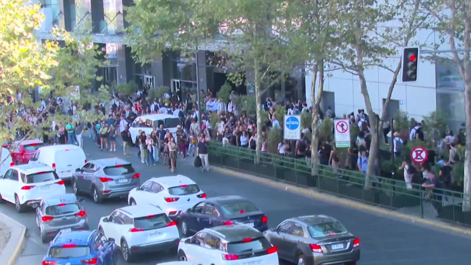 Las imágenes que dejó el masivo corte de luz a las afueras del Costanera Center
