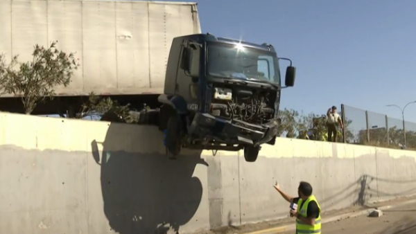 Tras accidente: Arriesgada maniobra para sacar camión colgado en autopista
