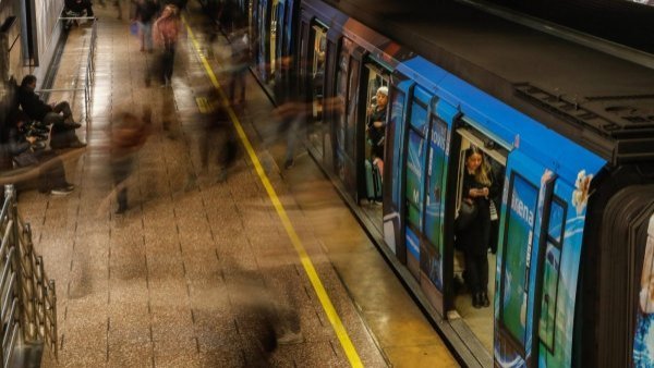 Metro de Santiago informa la suspensión de su servicio por corte de luz
