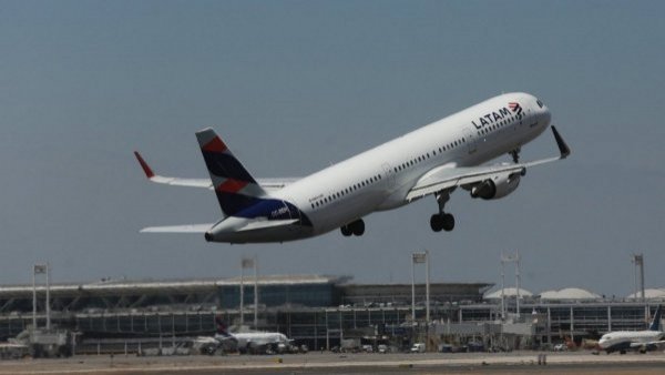 LATAM Airlines asegura que "algunos vuelos podrían verse afectados" por masivo corte de luz

