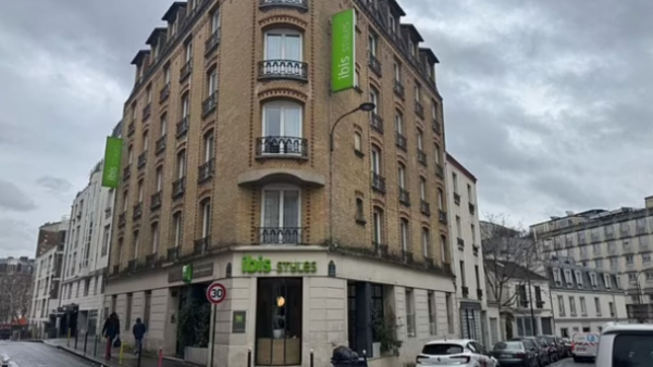 Turista de 18 años lanza a su bebé recién nacido por la ventana de un hotel en París

