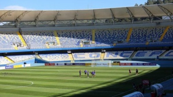 "Se suspende y será reprogramado": Corte de luz afecta al fútbol chileno