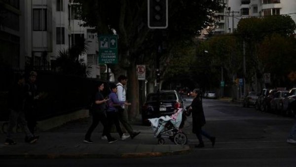 ¿Vulnerabilidad, falta de mantención o falla humana?: Expertos abordan las posibles causas del masivo corte de luz
