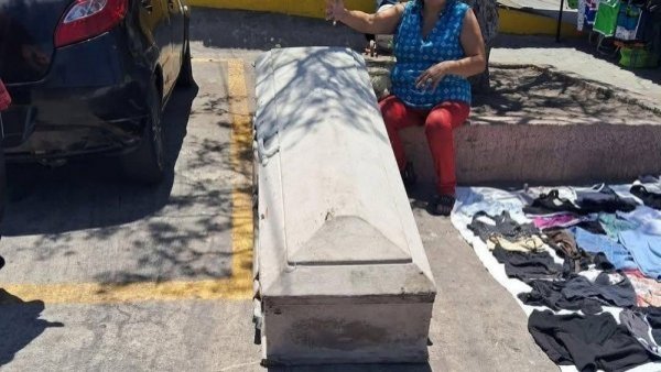 En plena feria: la sorpresiva venta de un ataúd de segunda mano
