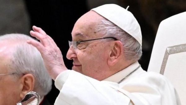 El papa sale de la fase crítica tras 14 días hospitalizado por sus problemas respiratorios
