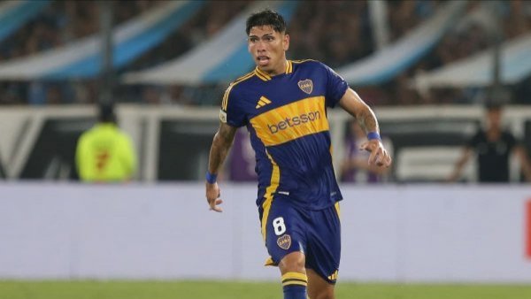 "Flojo": Prensa argentina se divide por Carlos Palacios tras victoria de Boca Juniors

