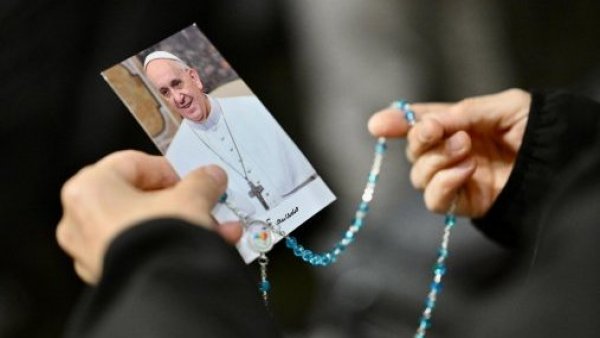 El papa sufre crisis "repentina" de broncoespasmo en su día 15 en el hospital
