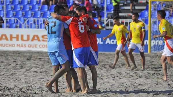 Chile hace historia: La Roja clasificó por primera vez al Mundial de Fútbol Playa tras derrotar a Colombia
