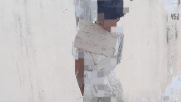 Golpeado y atado a un poste con un cartel: viralizan fotografía de joven agredido en Argentina

