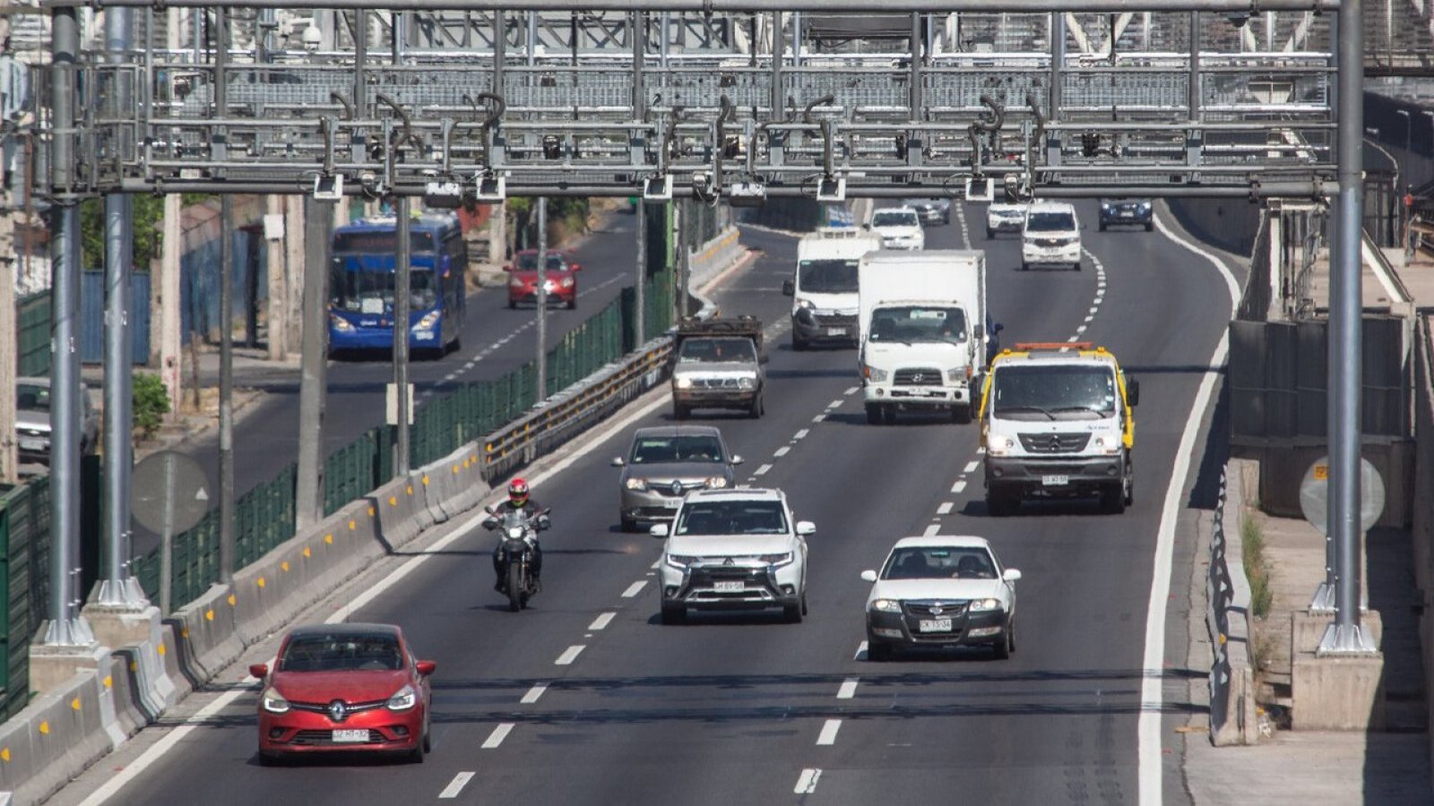 ¿Qué queda para uno?: Revelan nombres de parlamentarios con millonarias deudas en autopistas
