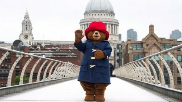 Hay dos detenidos: Roban estatua del oso Paddington en Inglaterra
