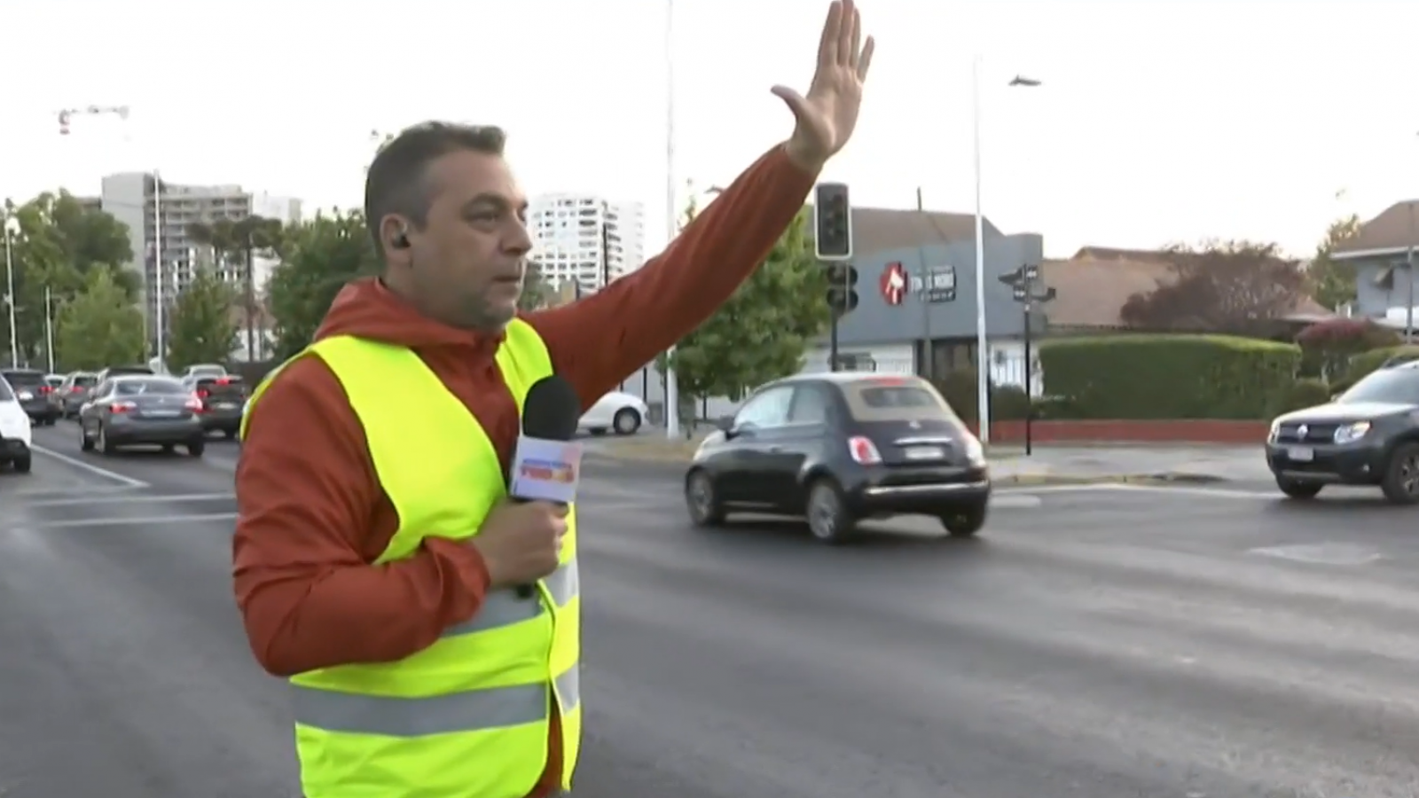 Leo Castillo ayuda con el tránsito en medio del caos por semáforos apagados
