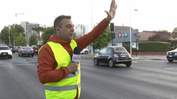Leo Castillo ayuda con el tránsito en medio del caos por semáforos apagados
