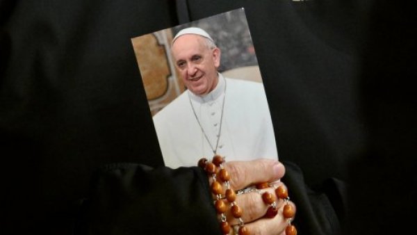 El papa envía su primer mensaje desde el hospital: "Agradezco de corazón las oraciones"
