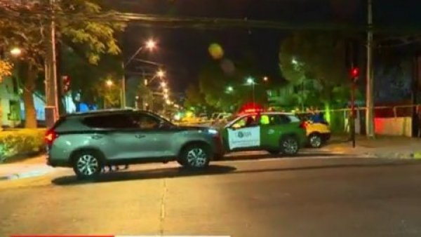 Encerrona en Ñuñoa termina con un carabinero en riesgo vital y delincuente fallecido
