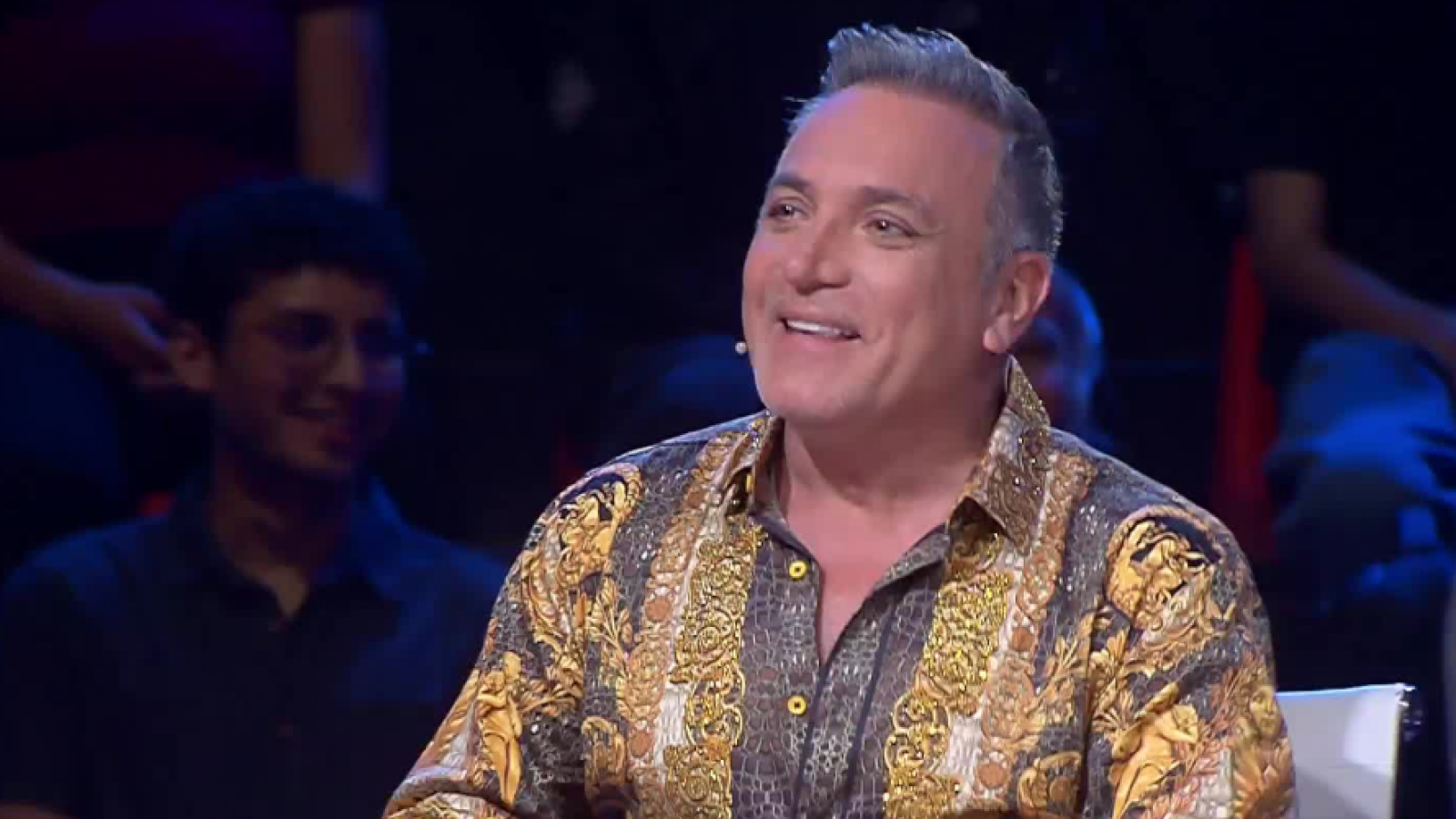 Luis Jara protagoniza nuevo beso a señora en el público
