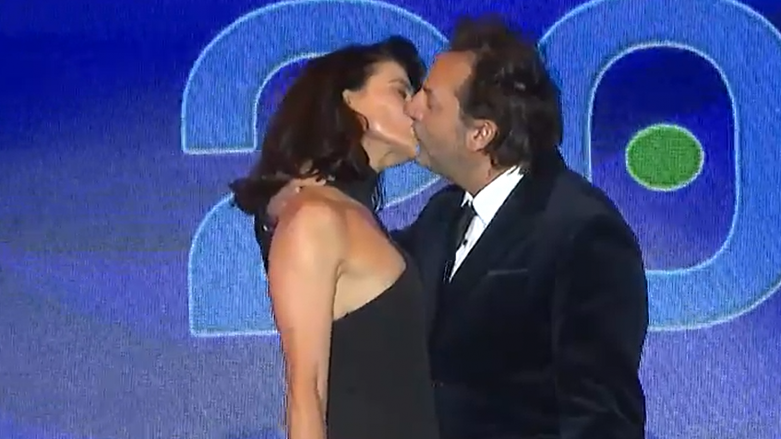 Daniel Fuenzalida entrega la versión oficial del medio beso con Tonka Tomicic

