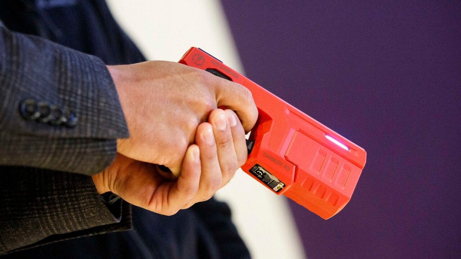 Pistola Taser: ¿Qué son y por qué ha sido tan compleja su implementación su uso en las policías?
