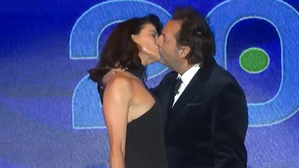 Daniel Fuenzalida entrega la versión oficial del medio beso con Tonka Tomicic
