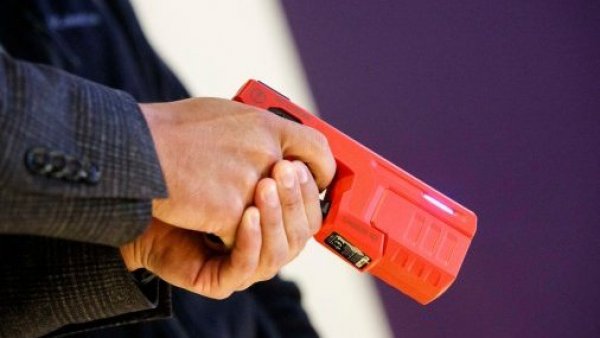 Pistola Taser: ¿Qué son y por qué ha sido tan compleja su implementación su uso en las policías?
