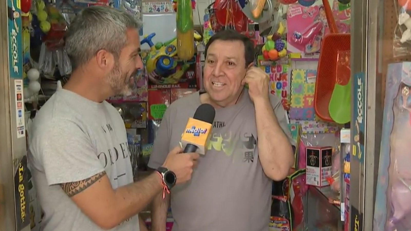 La emoción del dueño de nostálgica juguetería del centro de Santiago
