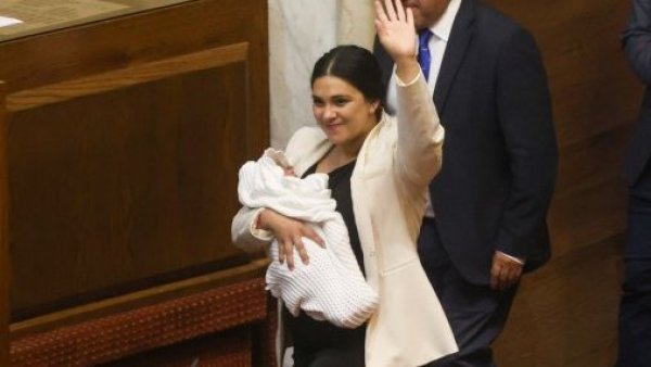 Defensoría de la Niñez por asistencia de Cariola con su hijo al Congreso: "No vislumbramos vulneraciones graves"
