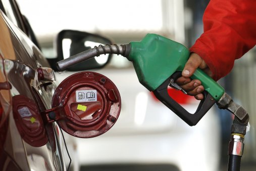 Hasta 28 pesos por litro: ENAP confirma caída en los precios de bencinas
