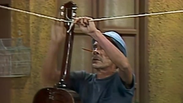 <p>Don Ramón, El Chavo del 8</p>El Chavo del 8: Arreglando la guitarra
