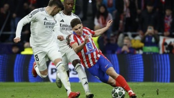 Tras polémico penal anulado en Champions League: Captan qué les dijo Julián Álvarez a sus compañeros

