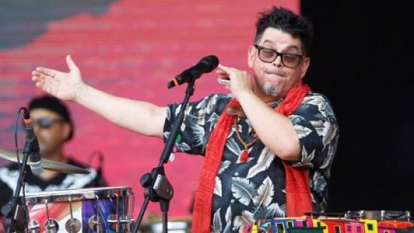 Lollapalooza Chile cierra ciclo de shows gratuitos con Joe Vasconcellos en Plaza de Armas
