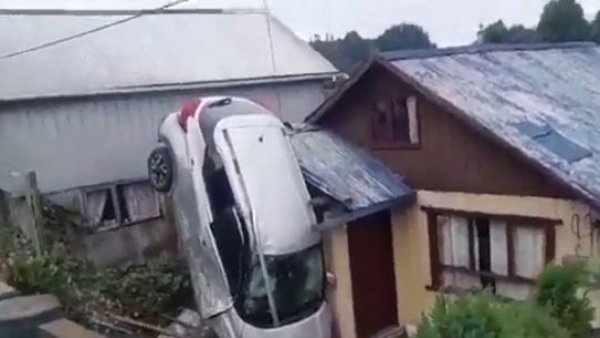 De impacto: Auto volcó y cayó sobre casas en Puerto Montt
