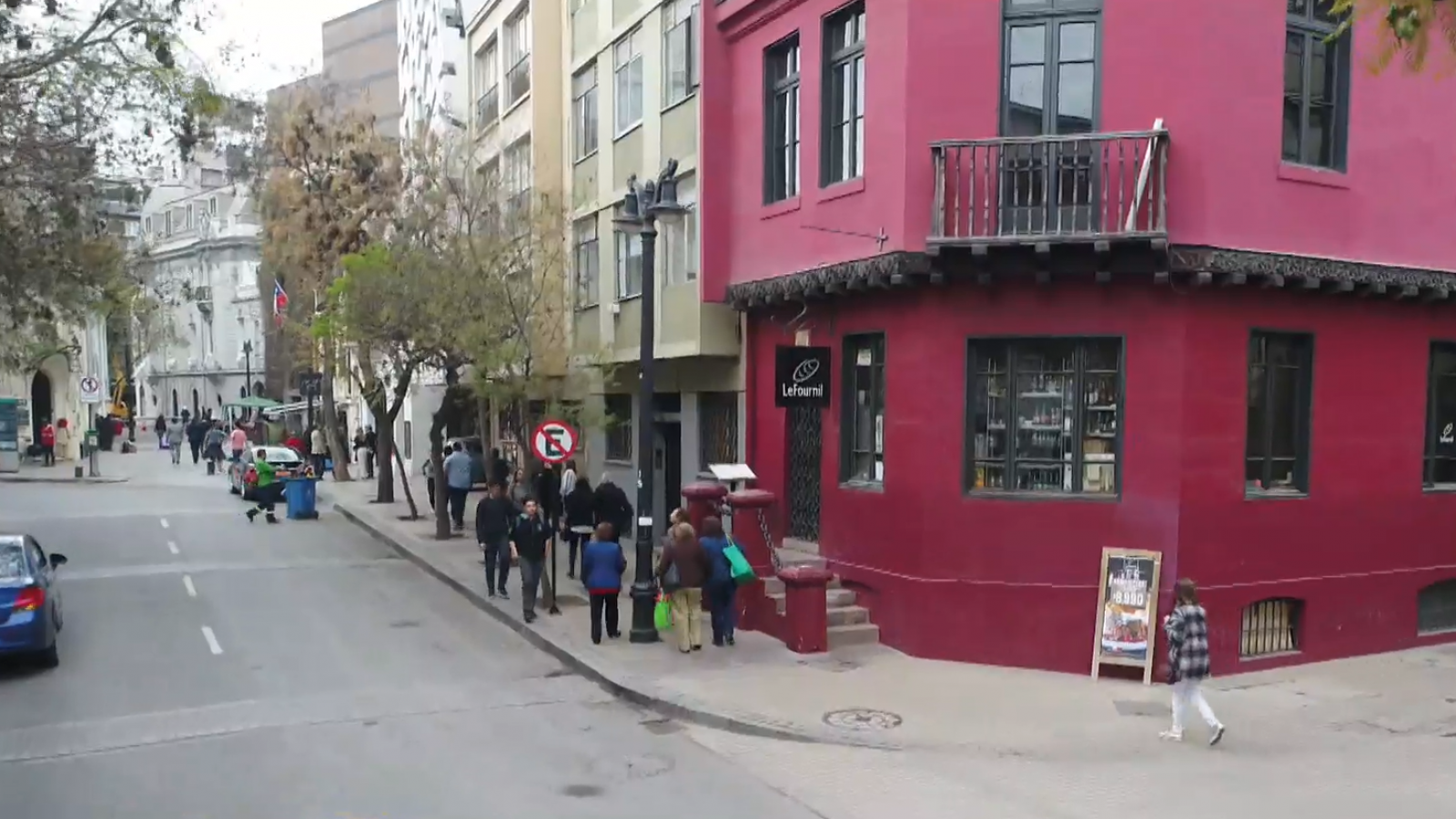 Otro barrio perdido en Santiago: Ambulantes y motochorros, la pesadilla de Lastarria
