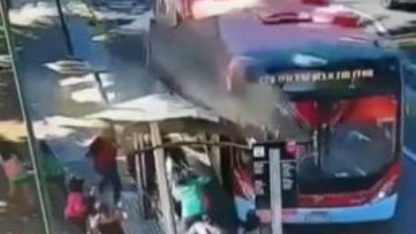 Video muestra choque de bus Red contra paradero en Lo Barnechea

