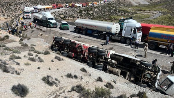Camión cargado con petróleo volcó en ruta internacional: conductor iba en estado de ebriedad
