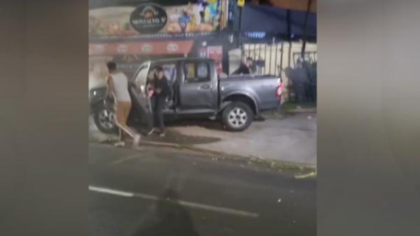 Vecinos de Las Condes aburridos por constantes choques: Conductor impacta poste y se dio a la fuga

