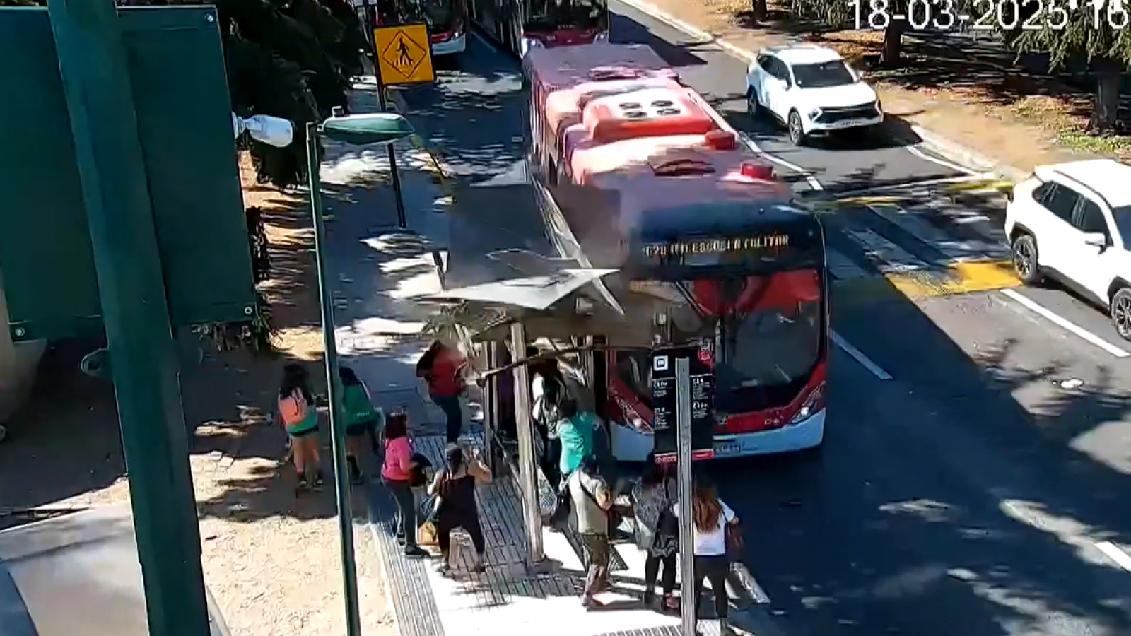 Conductor de bus está prófugo tras chocar paradero en Lo Barnechea
