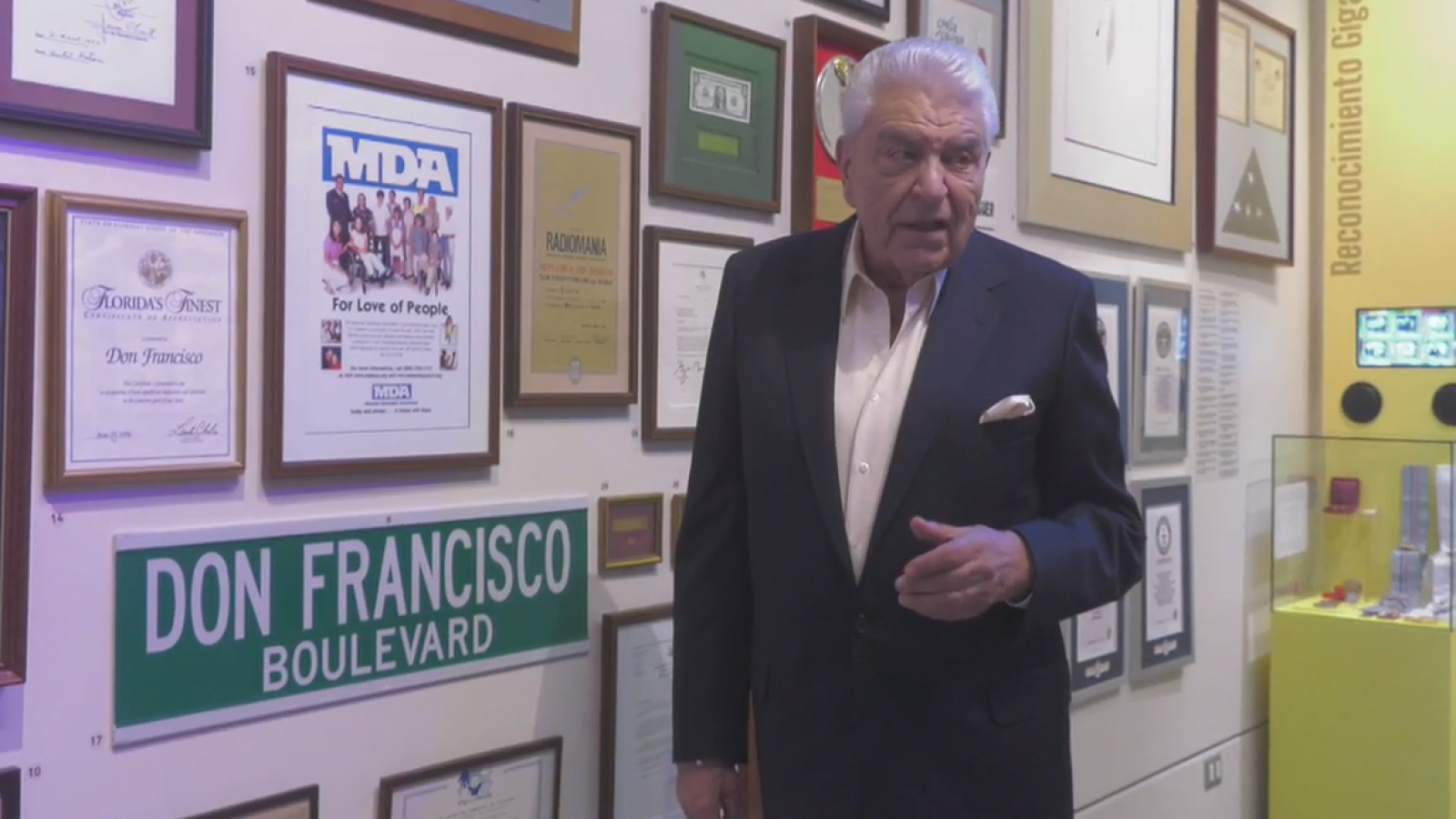 Don Francisco nos invita a "Sala Estudio Gigante"
