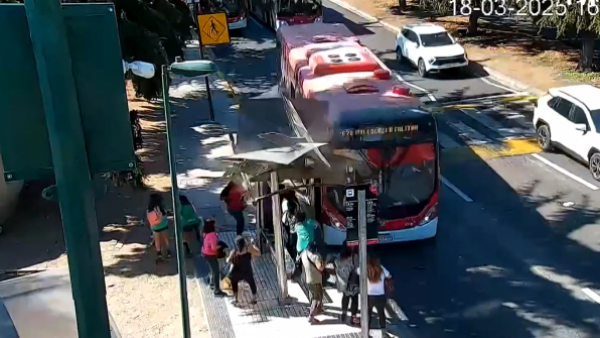 Conductor de bus está prófugo tras chocar paradero en Lo Barnechea
