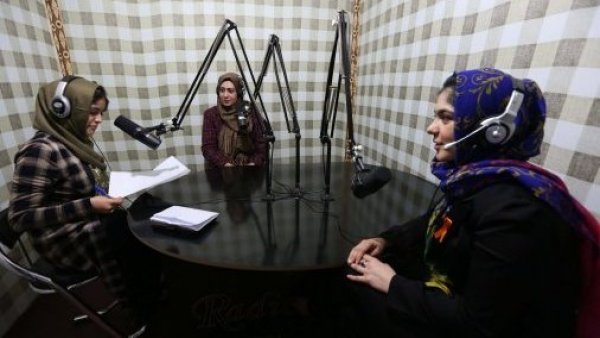 Talibanes vetan la voz de la mujer en las emisiones de radio en el sur de Afganistán