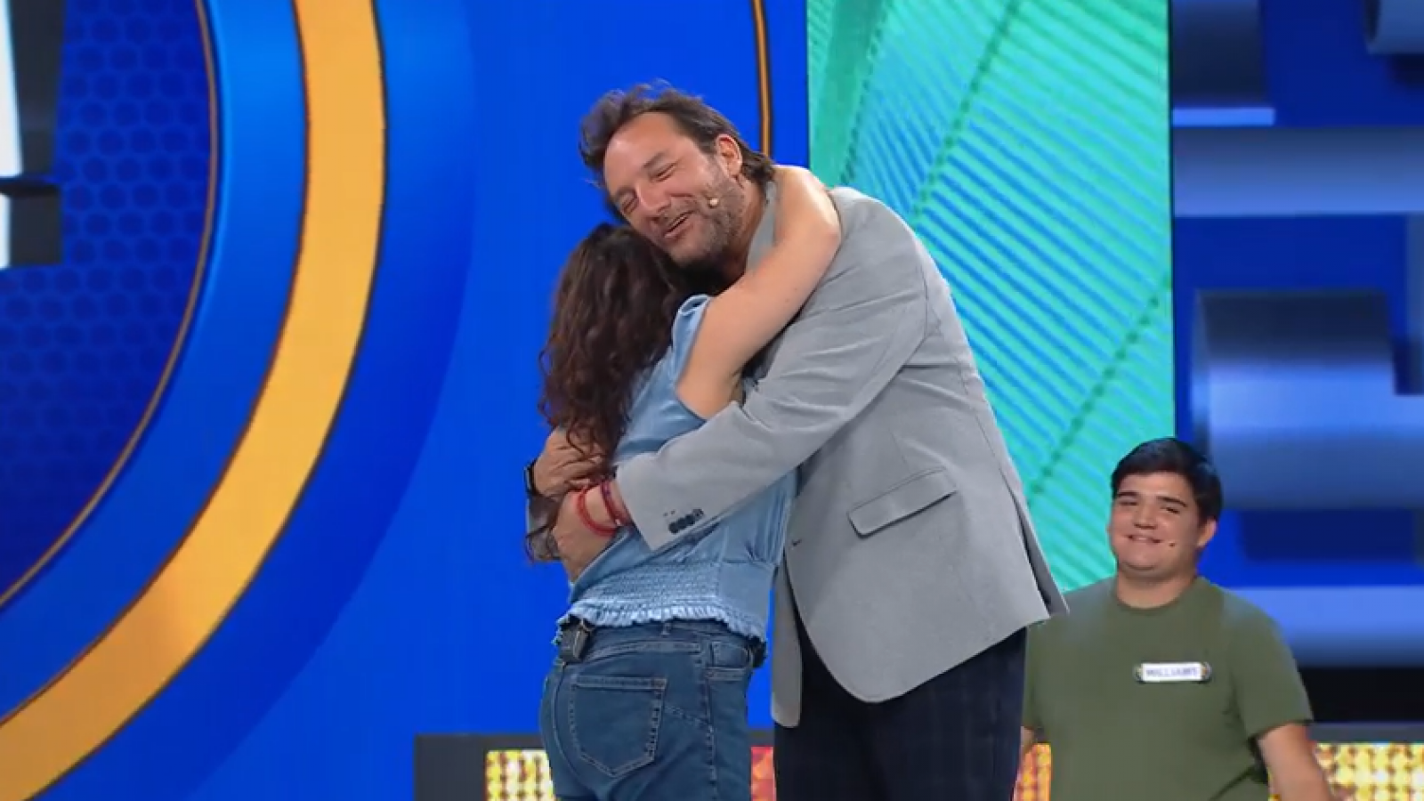 "Abrázame": Daniel Fuenzalida interpreta romántico baile con participante
