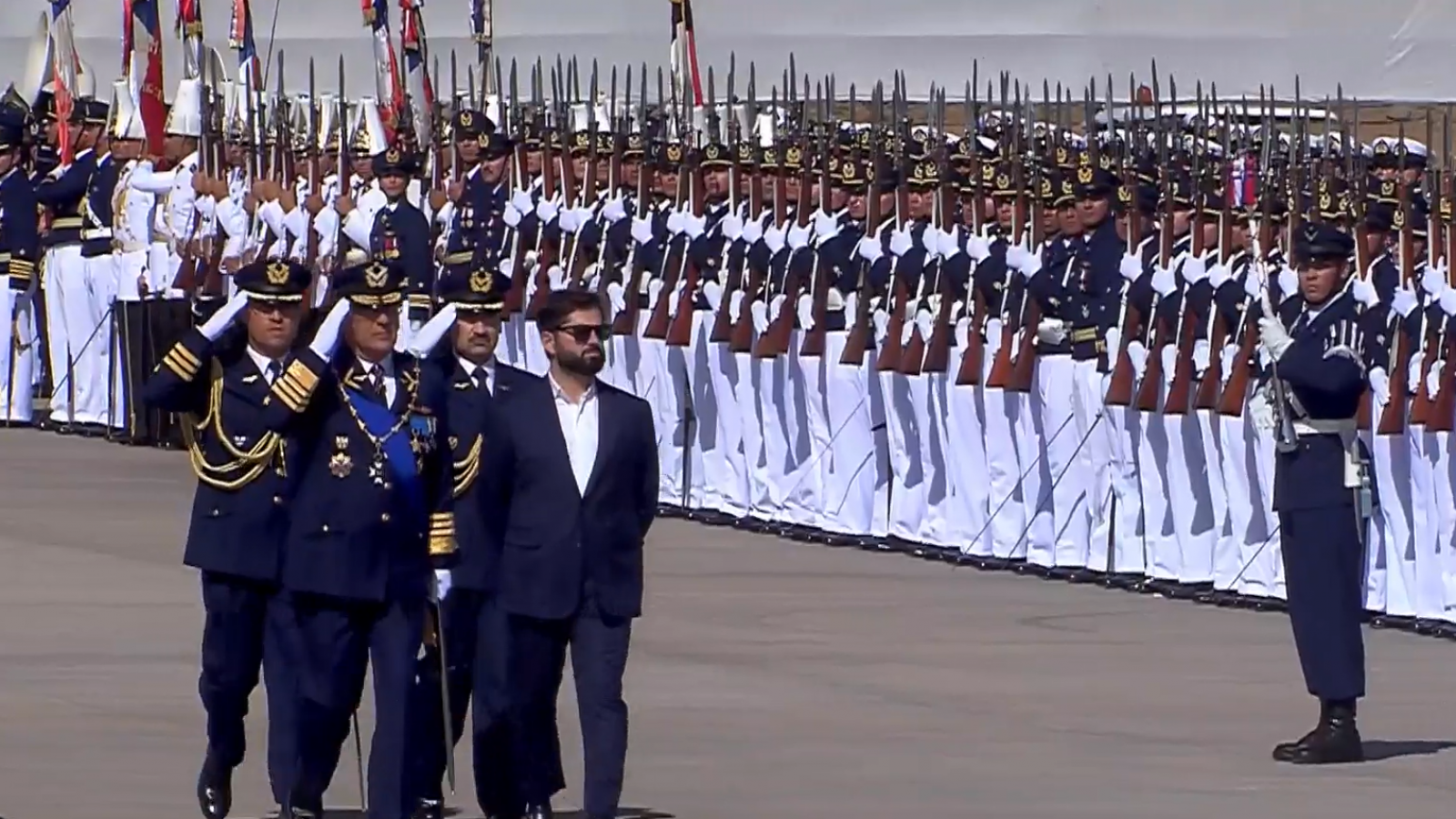 Presidente Boric recibe los honores durante el 95° Aniversario de la Fuerza Aérea de Chile

