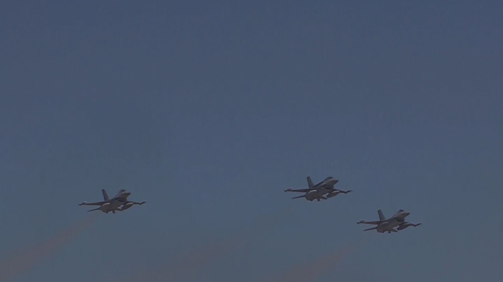 Así fue el espectacular paso de los F16 en el 95° Aniversario de la Fuerza Aérea de Chile
