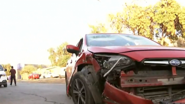 ¿Qué fue lo que pasó?: Violento choque termina con golpiza y auto abandonado en Estación Central
