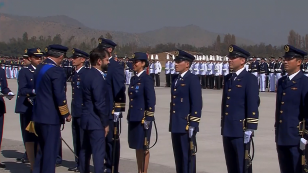 Presidente Boric condecora con la "Cruz al Mérito Aeronáutico de Chile" a integrantes de la "Operación Estrella Polar"
