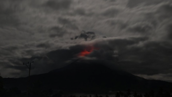 Volcán obliga una masiva evacuación y cancelación de vuelos en Indonesia
