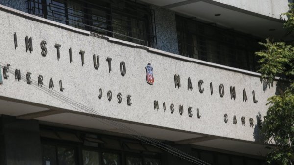 Alumno golpea a inspectora del Instituto Nacional durante manifestación
