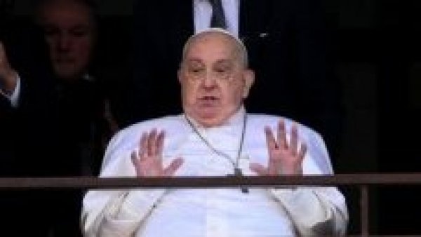 Tras 38 días: Papa Francisco agradece al público al dejar el hospital
