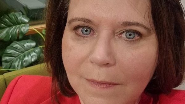 Controversia en Islandia: Ministra renunció tras revelarse que tuvo un hijo con un menor de edad
